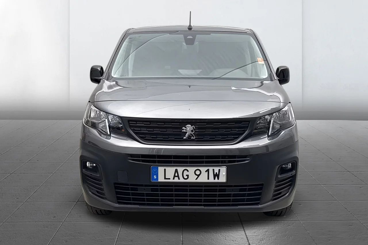 Peugeot e-Partner L2 50 kWh Inredd 3-sits Navi Kamera PDC MOMS 136hk – bild 3 av 13
