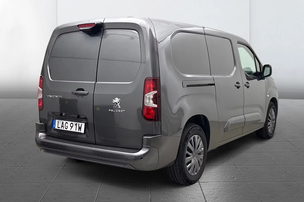 Peugeot e-Partner L2 50 kWh Inredd 3-sits Navi Kamera PDC MOMS 136hk – bild 4 av 13