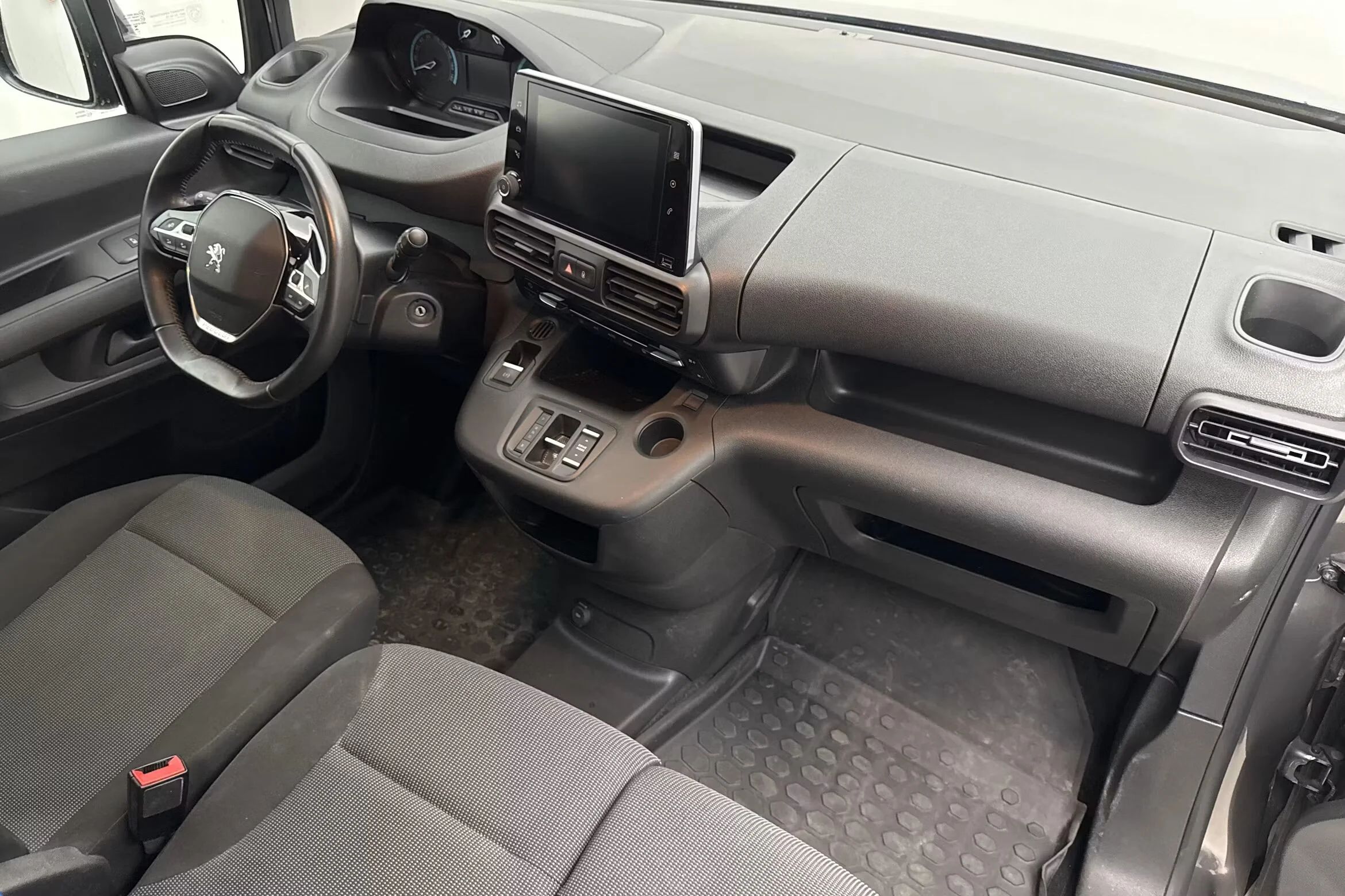 Peugeot e-Partner L2 50 kWh Inredd 3-sits Navi Kamera PDC MOMS 136hk – bild 11 av 13