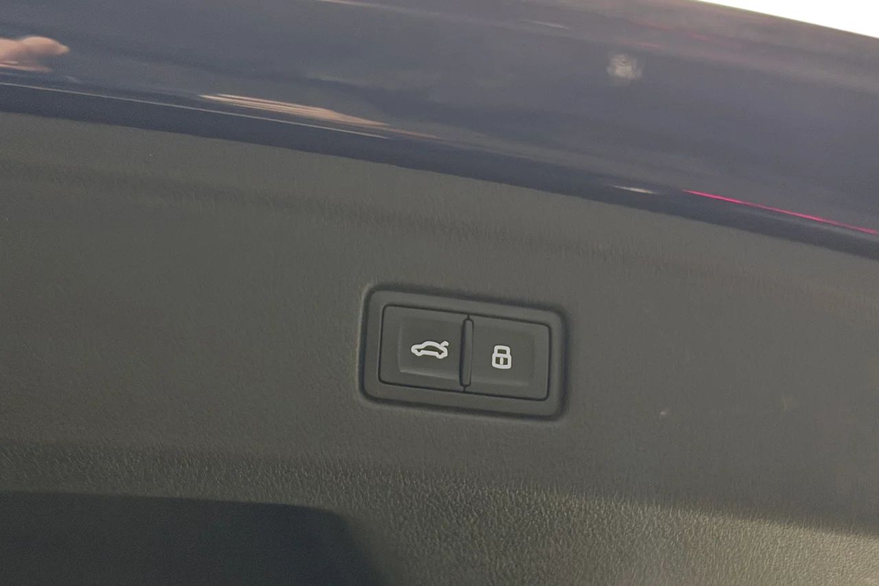 Audi A5 SB 45 TFSI Q S Line Drag Värmare 360° Cockpit MOMS 265hk – bild 38 av 39