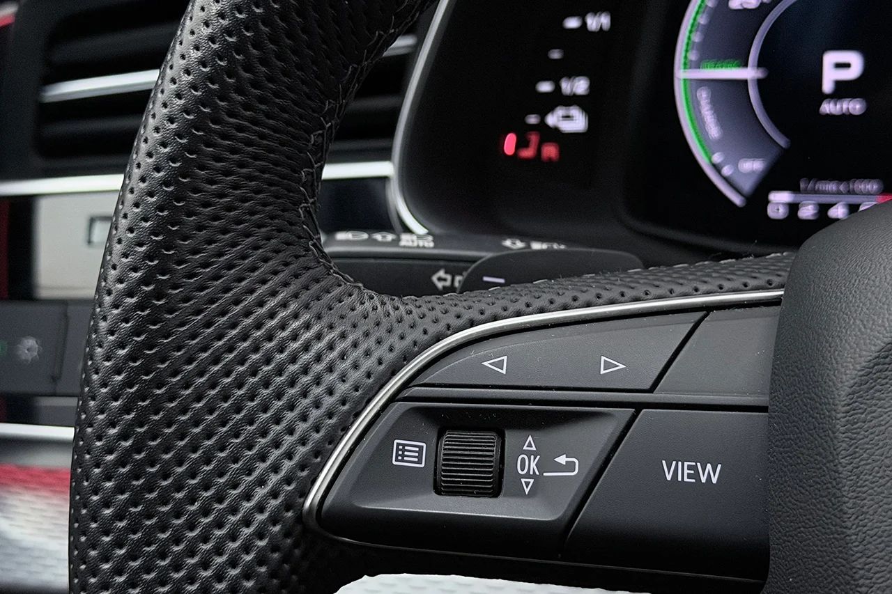 Audi Q8 60 TFSI e Q S Line BlackApp+ Drag 360° Valcona MOMS 490hk – bild 19 av 37