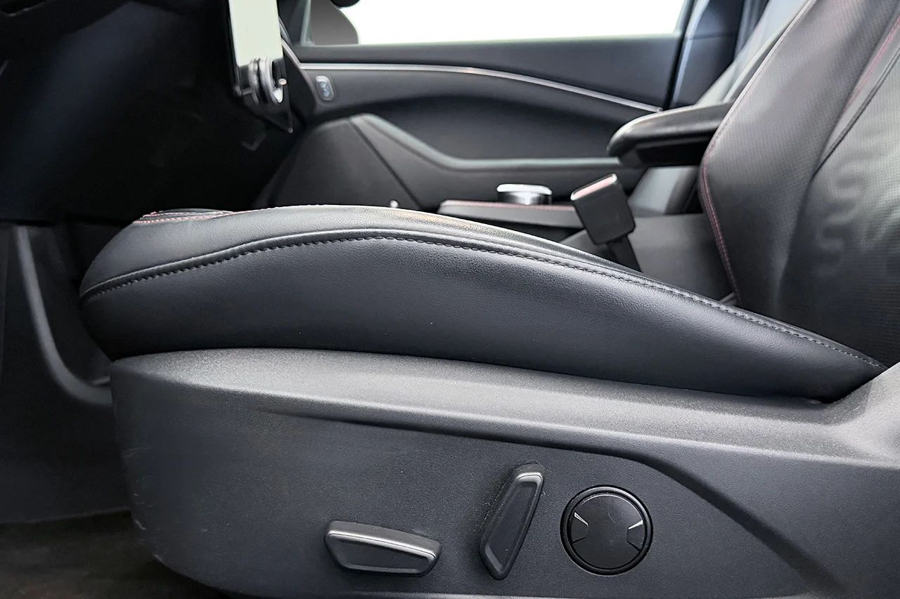 Ford Mustang Mach-E Standard AWD Pano Navi 360° Läder Stolminne B&O 269hk – bild 13 av 33