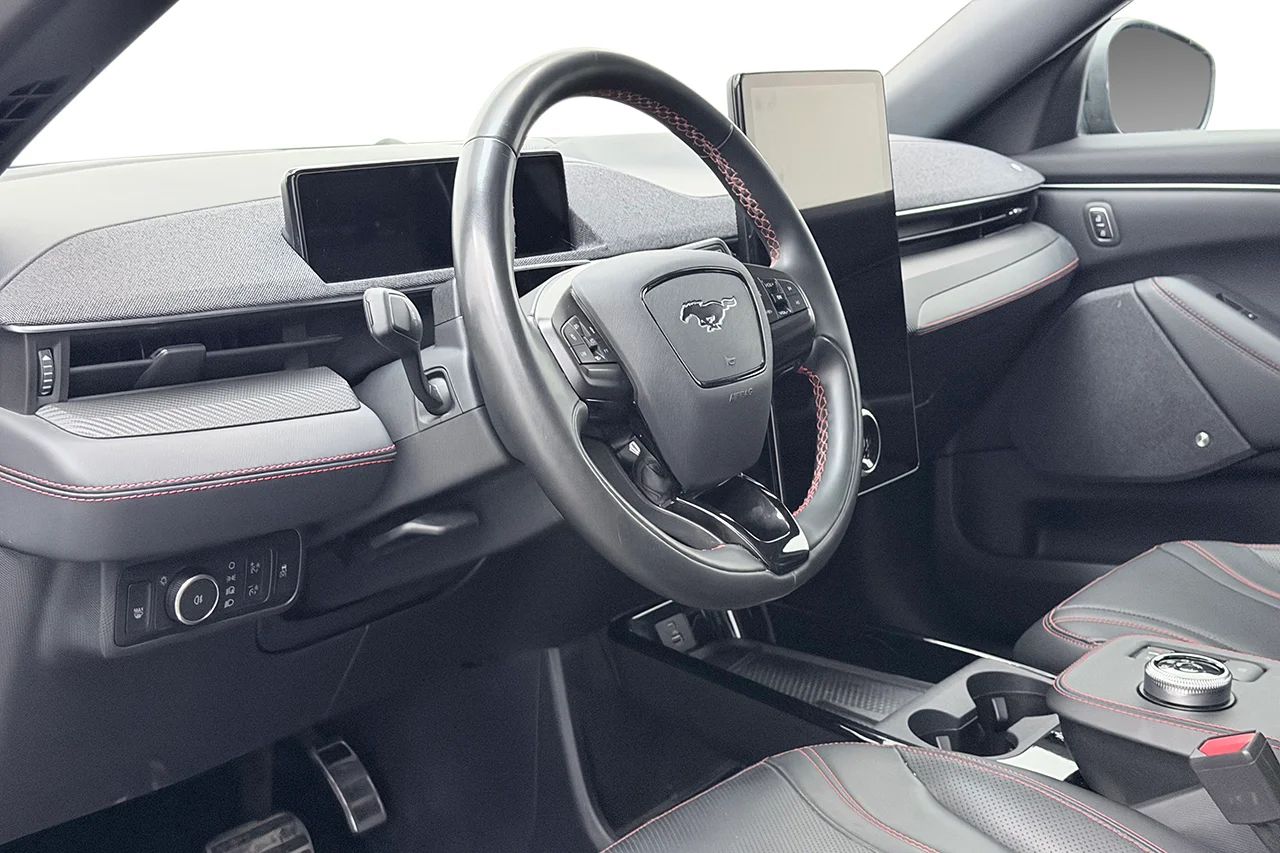 Ford Mustang Mach-E Standard AWD Pano Navi 360° Läder Stolminne B&O 269hk – bild 12 av 33
