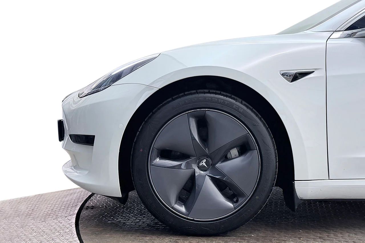 Tesla Model 3 Standard Range Plus Pano Läder AI-Dator MOMS 283hk – bild 9 av 30