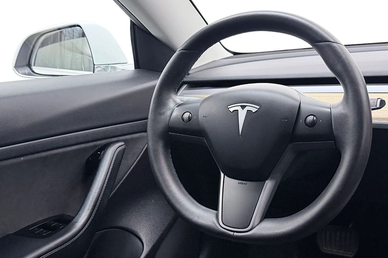 Tesla Model 3 Standard Range Plus Pano Läder AI-Dator MOMS 283hk – bild 15 av 30