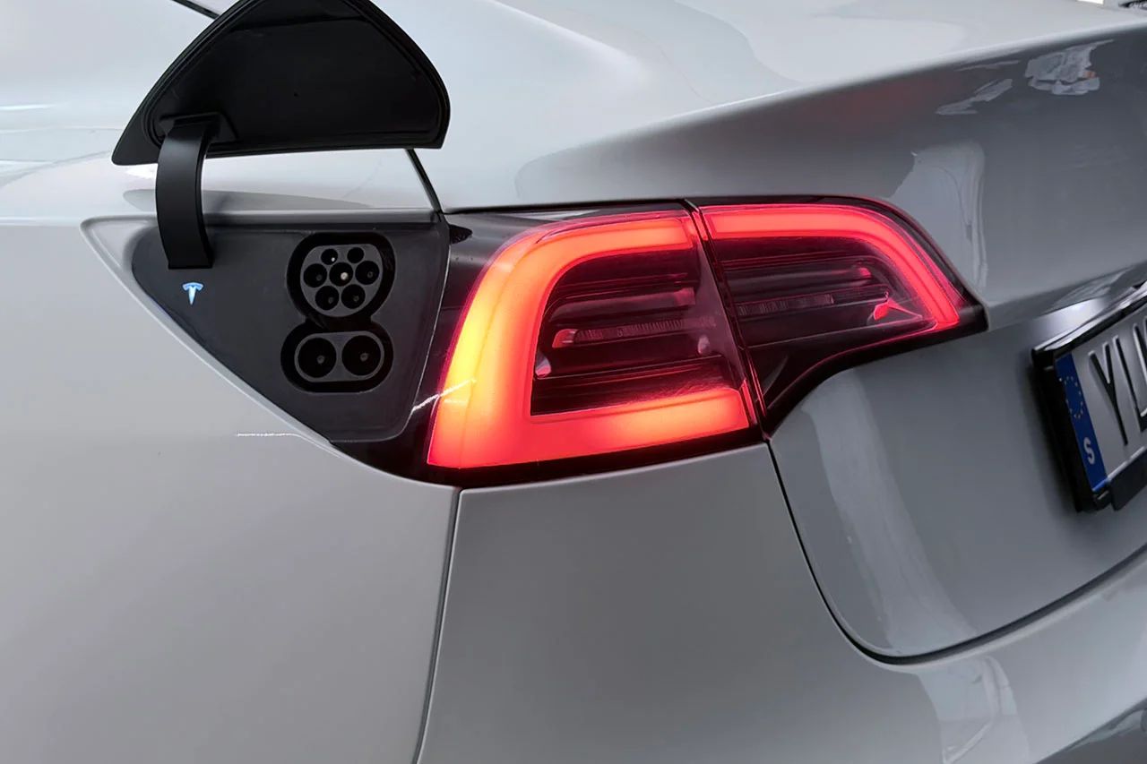 Tesla Model 3 Standard Range Plus Pano Läder AI-Dator MOMS 283hk – bild 30 av 30