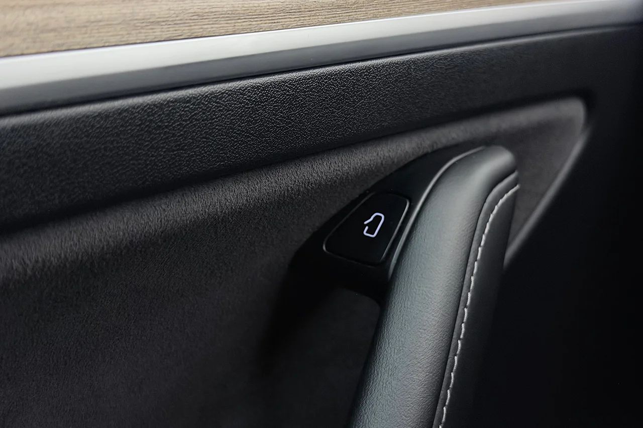 Tesla Model Y Long Range AWD Drag V-Pump Premiumljud AI-Dator 514hk – bild 33 av 37