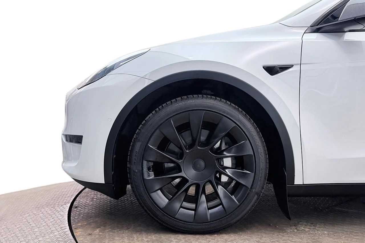 Tesla Model Y Long Range AWD Drag V-Pump Premiumljud AI-Dator 514hk – bild 10 av 37
