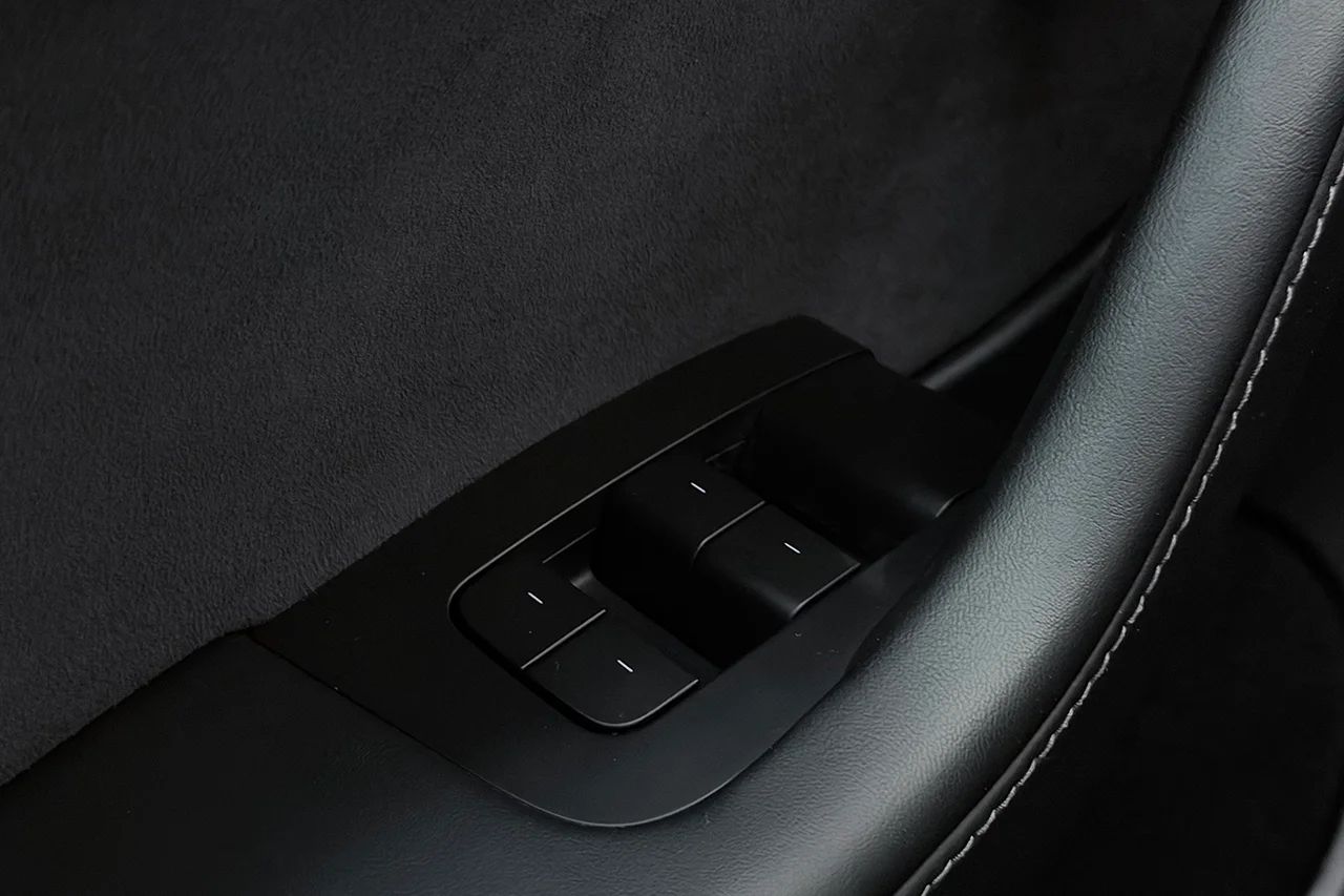 Tesla Model Y Long Range AWD Drag V-Pump Premiumljud AI-Dator 514hk – bild 34 av 37