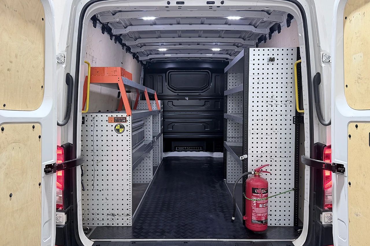 Volkswagen Crafter 35 2.0 TDI L3H2 Drag Inredd 3-sits Kamera Värmare MOMS – bild 12 av 27