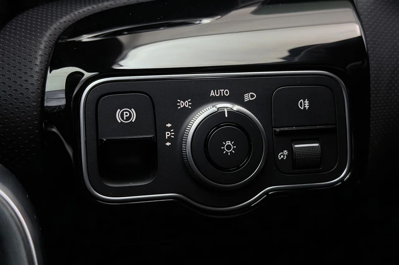 Mercedes-Benz A 200 Sedan Progressive Navi Kamera Cockpit Stolminne MOMS – bild 31 av 35
