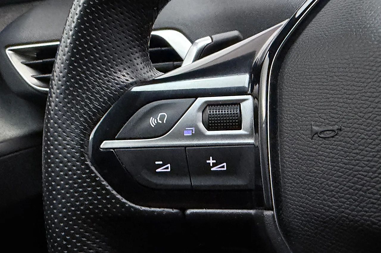 Peugeot 3008 1.2 PureTech GT Navi Kamera AppConnect Delskinn MOMS – bild 18 av 31