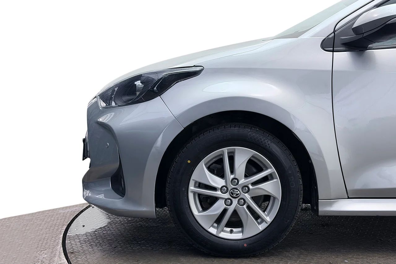 Toyota Yaris Hybrid Kamera P-Sens Filassist Rattvärme MOMS 116hk – bild 10 av 27