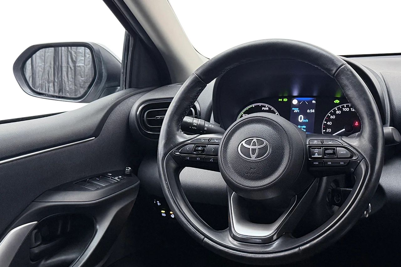 Toyota Yaris Hybrid Kamera P-Sens Filassist Rattvärme MOMS 116hk – bild 15 av 27