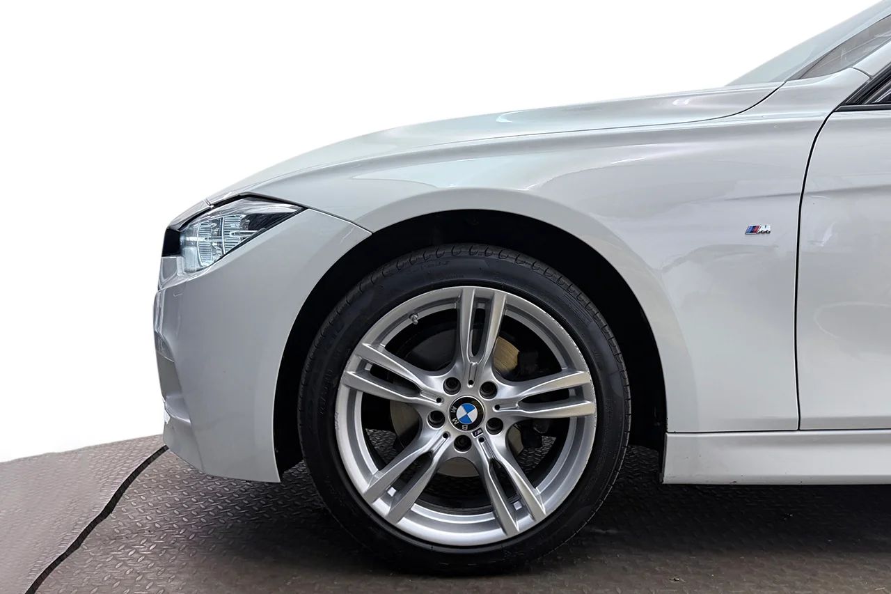 BMW 320d xDrive Touring Automat M Sport Drag Pano Navi Kamera Cockpit 190hk – bild 10 av 30