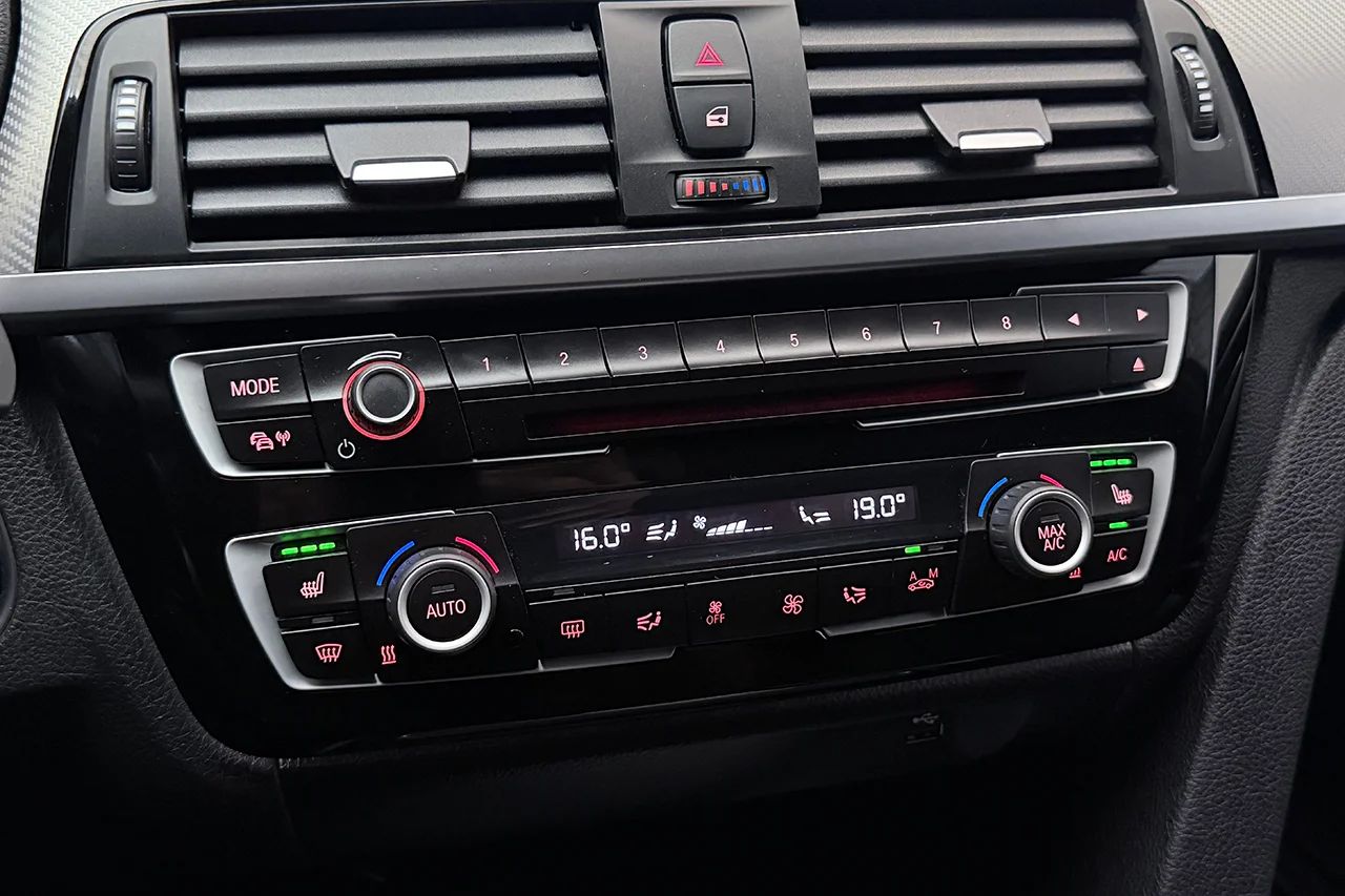 BMW 320d xDrive Touring Automat M Sport Drag Pano Navi Kamera Cockpit 190hk – bild 22 av 30