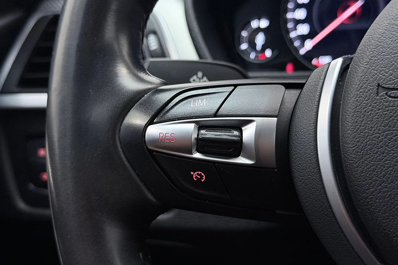 BMW 320d xDrive Touring Automat M Sport Drag Pano Navi Kamera Cockpit 190hk – bild 18 av 30