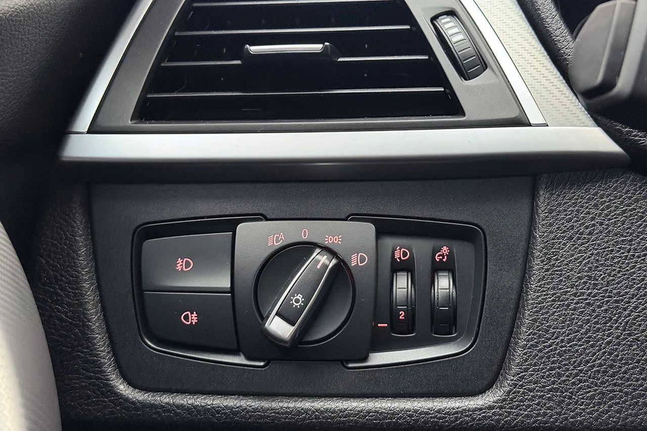 BMW 320d xDrive Touring Automat M Sport Drag Pano Navi Kamera Cockpit 190hk – bild 26 av 30
