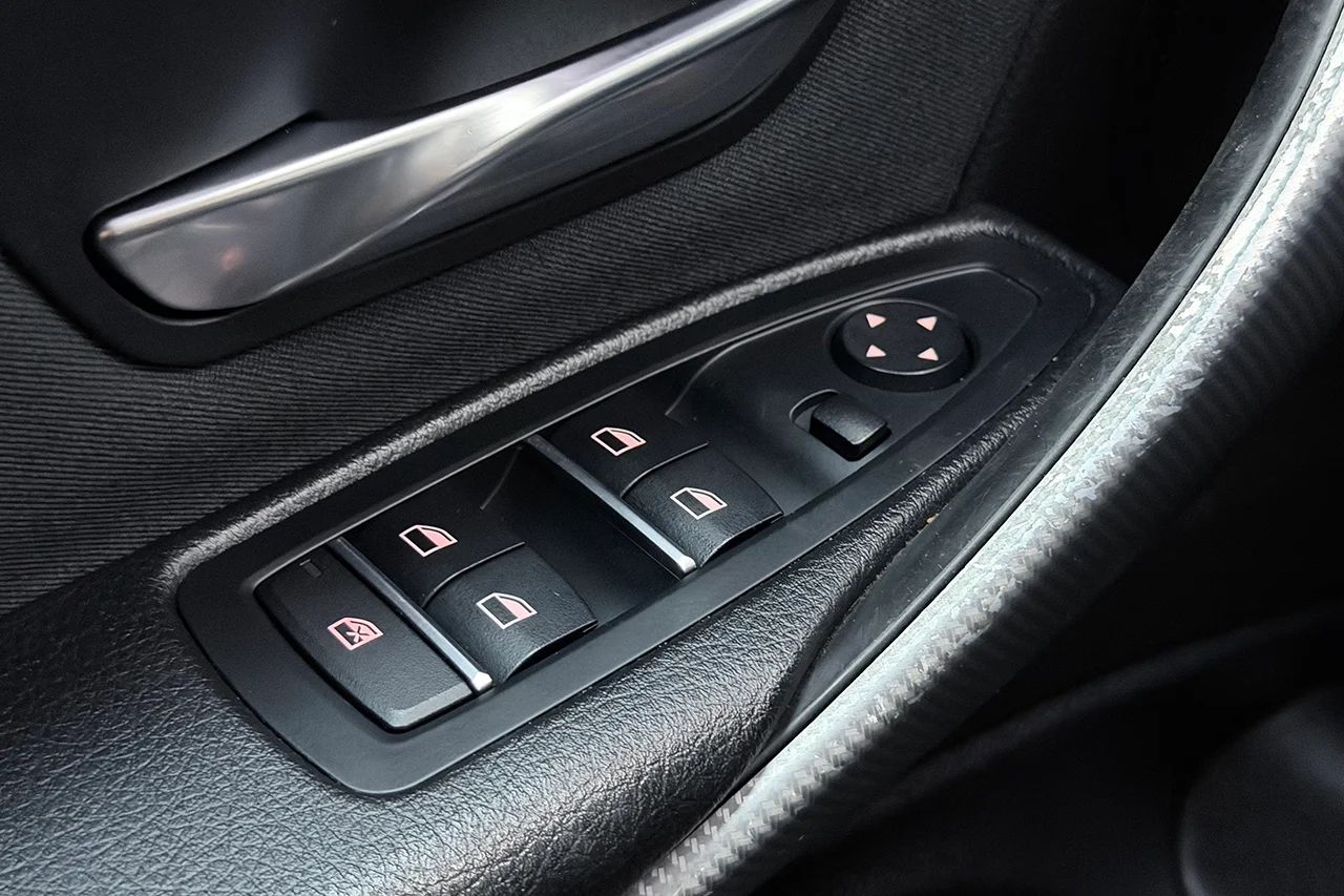 BMW 320d xDrive Touring Automat M Sport Drag Pano Navi Kamera Cockpit 190hk – bild 27 av 30