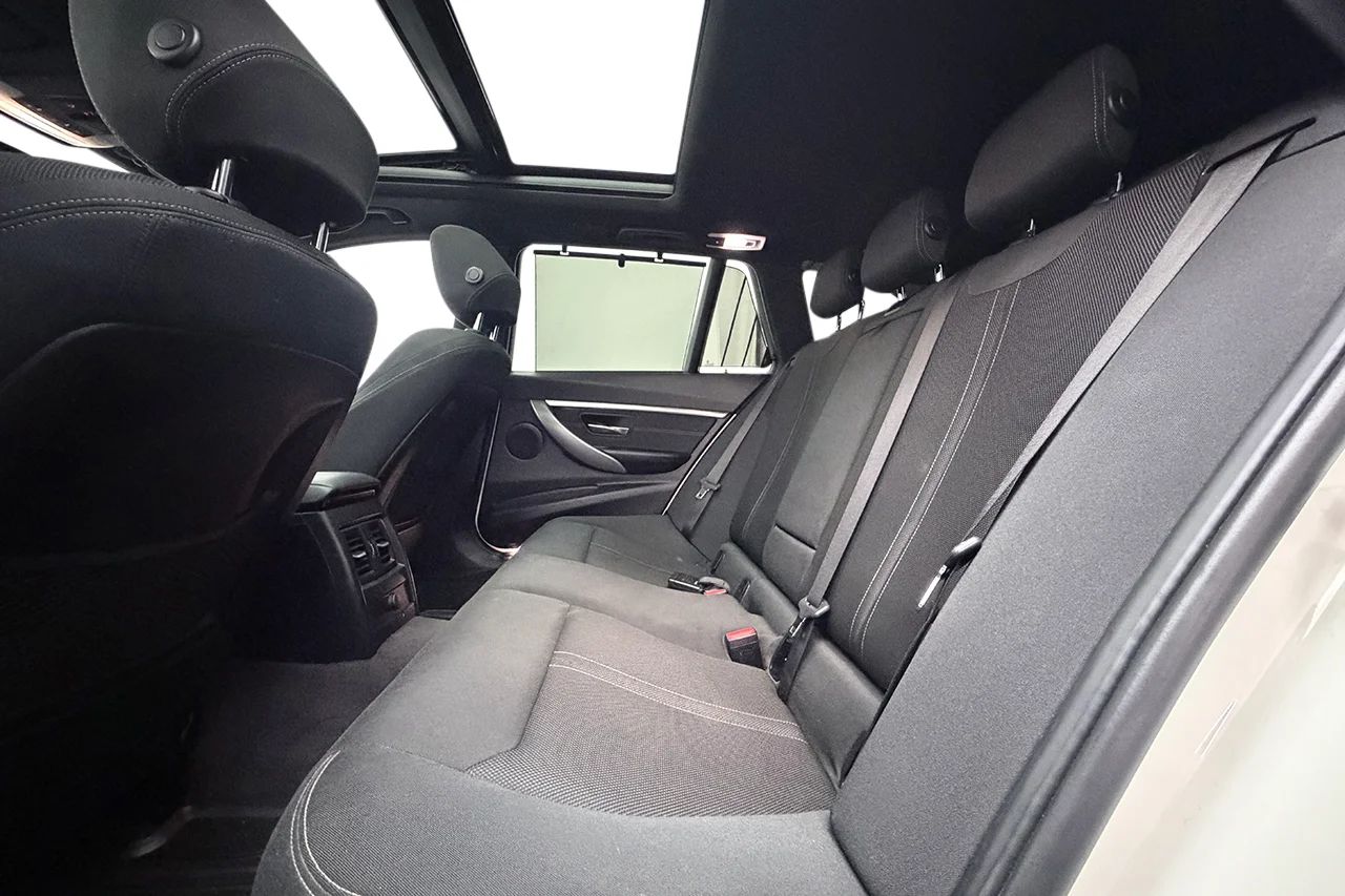 BMW 320d xDrive Touring Automat M Sport Drag Pano Navi Kamera Cockpit 190hk – bild 14 av 30