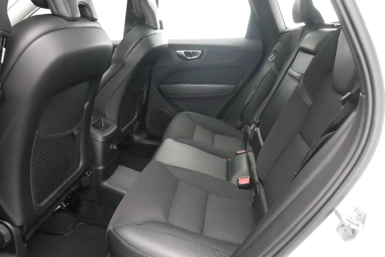 Volvo XC60 T8 Twin Engine AWD Aut Momentum Adv Drag Pano MOMS 392hk – bild 9 av 18