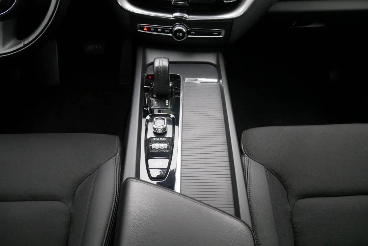 Volvo XC60 T8 Twin Engine AWD Aut Momentum Adv Drag Pano MOMS 392hk – bild 14 av 18