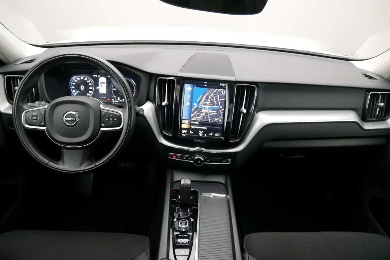 Volvo XC60 T8 Twin Engine AWD Aut Momentum Adv Drag Pano MOMS 392hk – bild 11 av 18