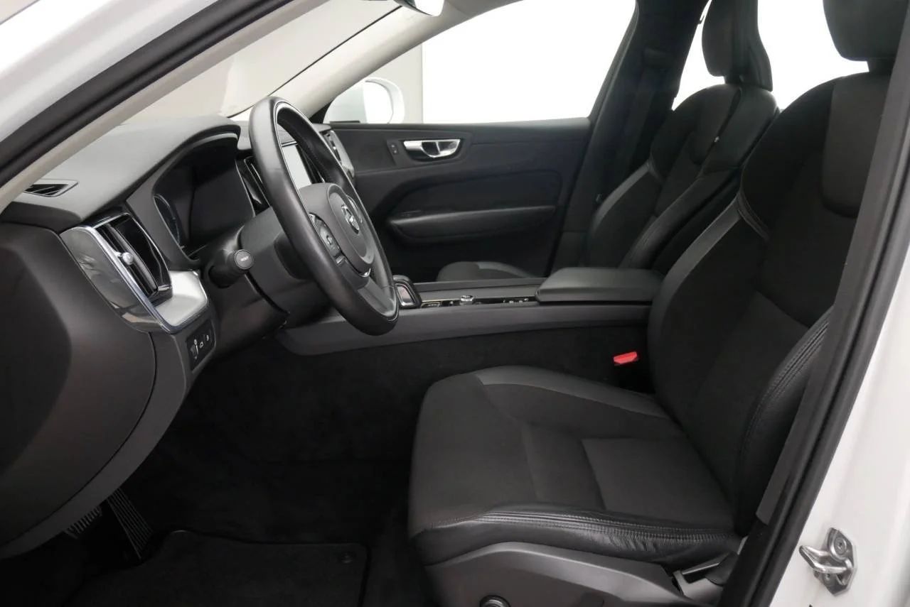 Volvo XC60 T8 Twin Engine AWD Aut Momentum Adv Drag Pano MOMS 392hk – bild 7 av 18