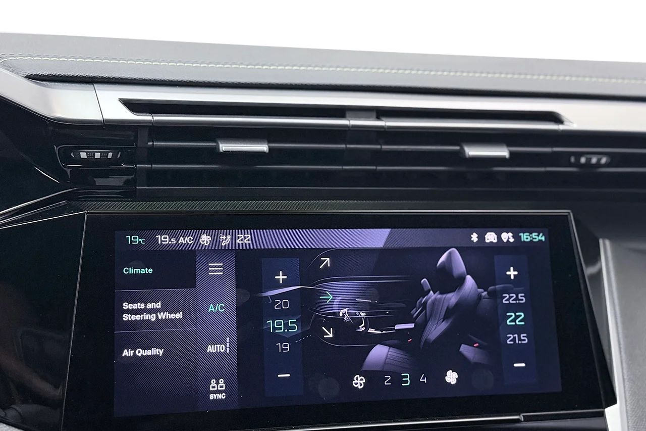 1.2 PureTech GT Navi Kamera Rattvärme Cockpit Läder/Alcantara MOMS 131hk – bild 24 av 34