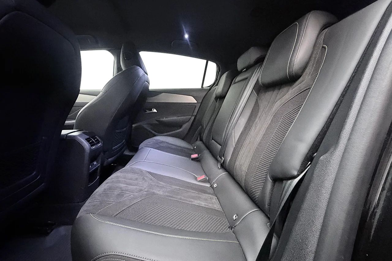 1.2 PureTech GT Navi Kamera Rattvärme Cockpit Läder/Alcantara MOMS 131hk – bild 13 av 34