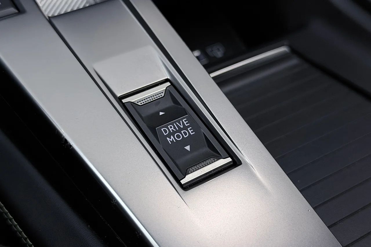 1.2 PureTech GT Navi Kamera Rattvärme Cockpit Läder/Alcantara MOMS 131hk – bild 31 av 34