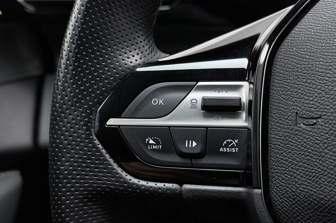 1.2 PureTech GT Navi Kamera Rattvärme Cockpit Läder/Alcantara MOMS 131hk – bild 17 av 34