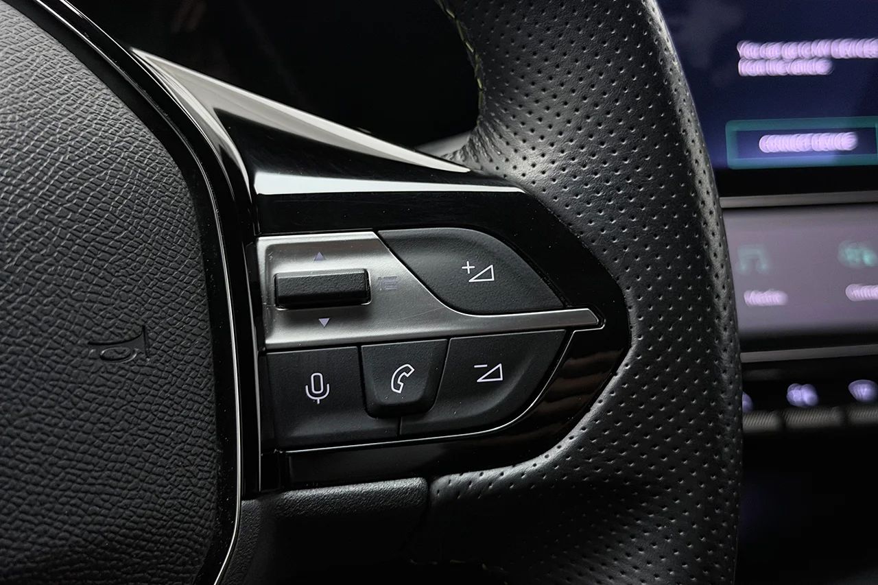 1.2 PureTech GT Navi Kamera Rattvärme Cockpit Läder/Alcantara MOMS 131hk – bild 18 av 34