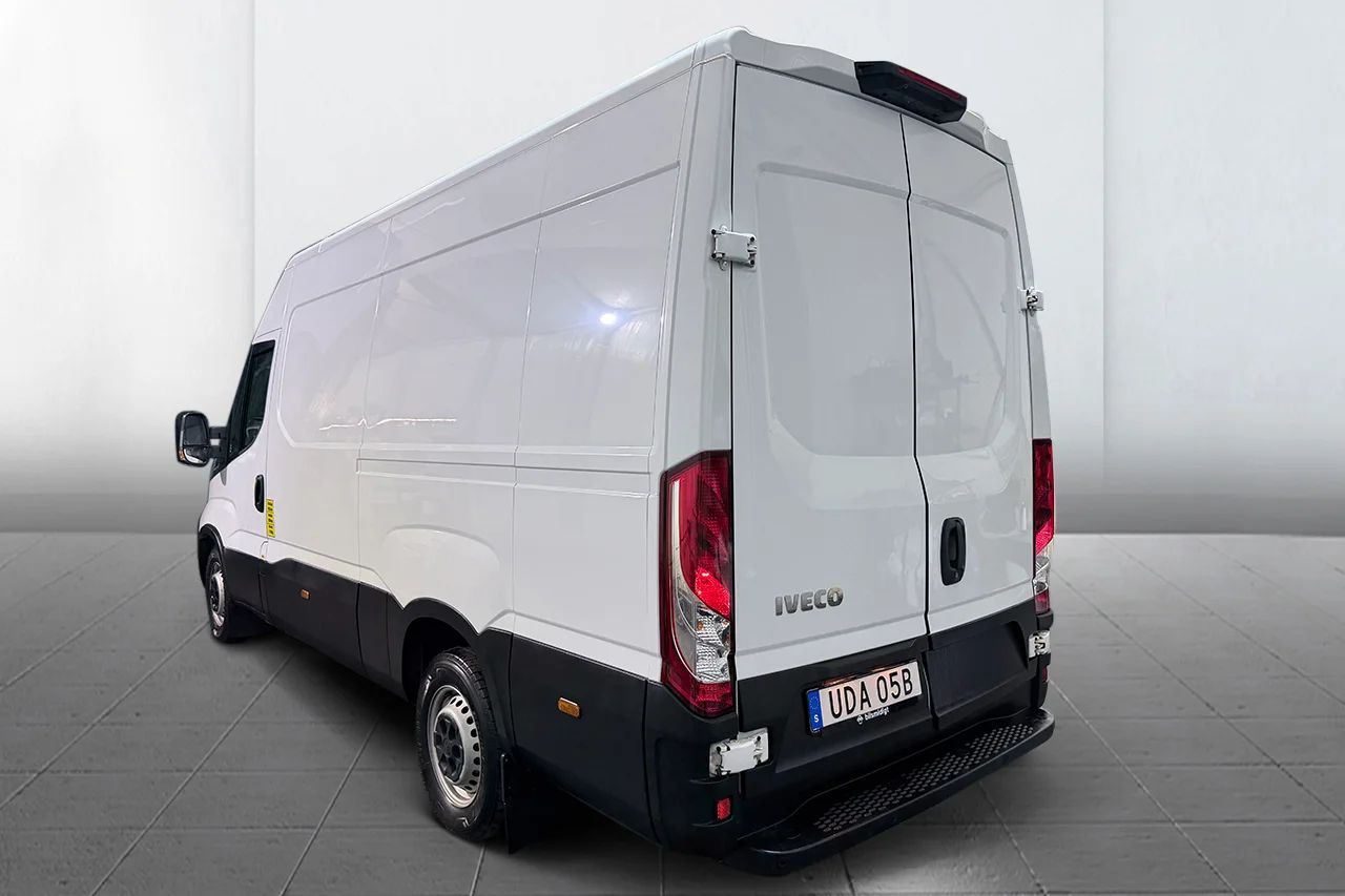 Iveco Daily 35-140 Skåp 2.3 JTD Hi-Matic L3H2 Aut 3sits Värmare MOMS 136hk – bild 8 av 21