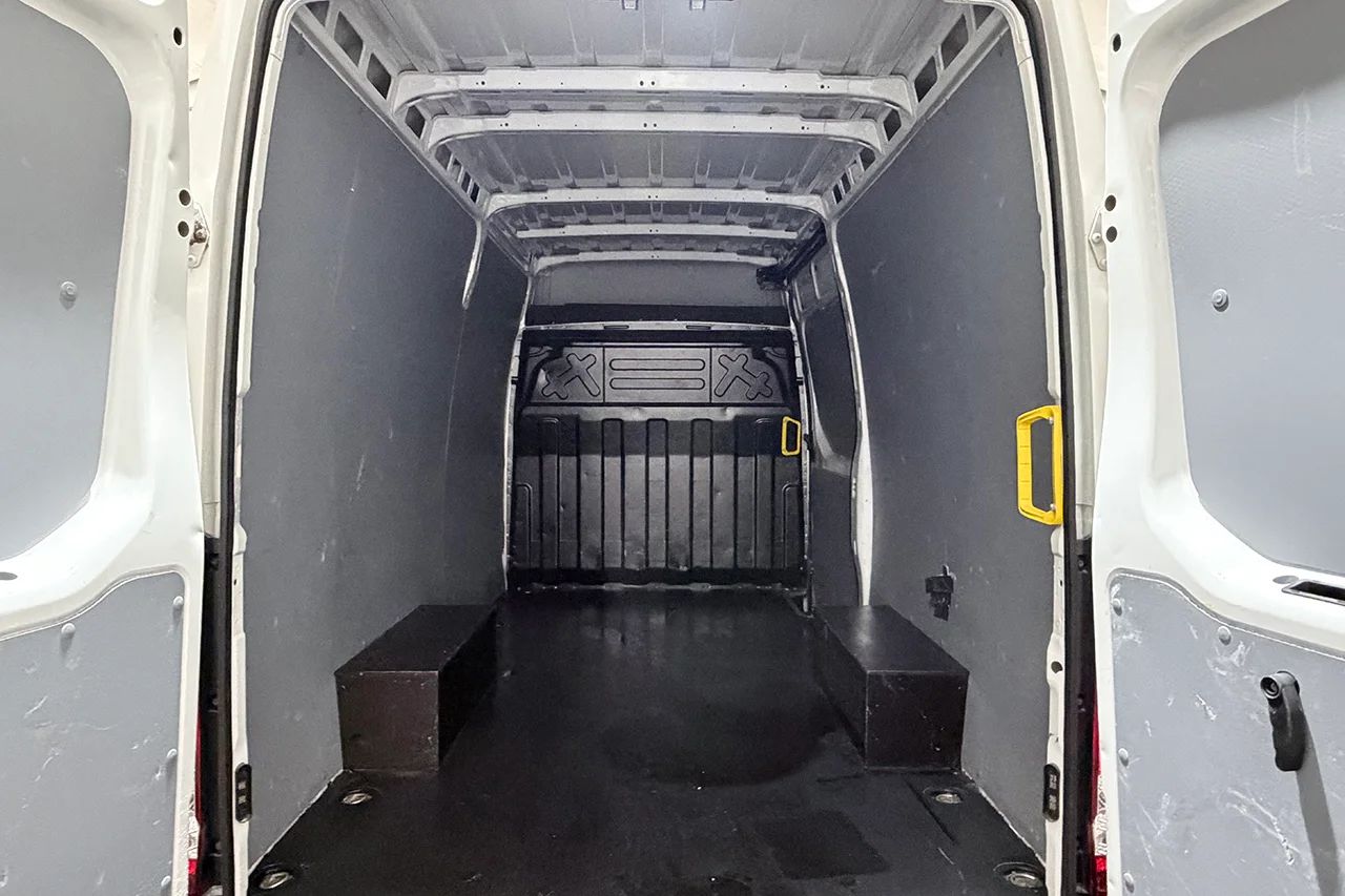 Iveco Daily 35-140 Skåp 2.3 JTD Hi-Matic L3H2 Aut 3sits Värmare MOMS 136hk – bild 12 av 21