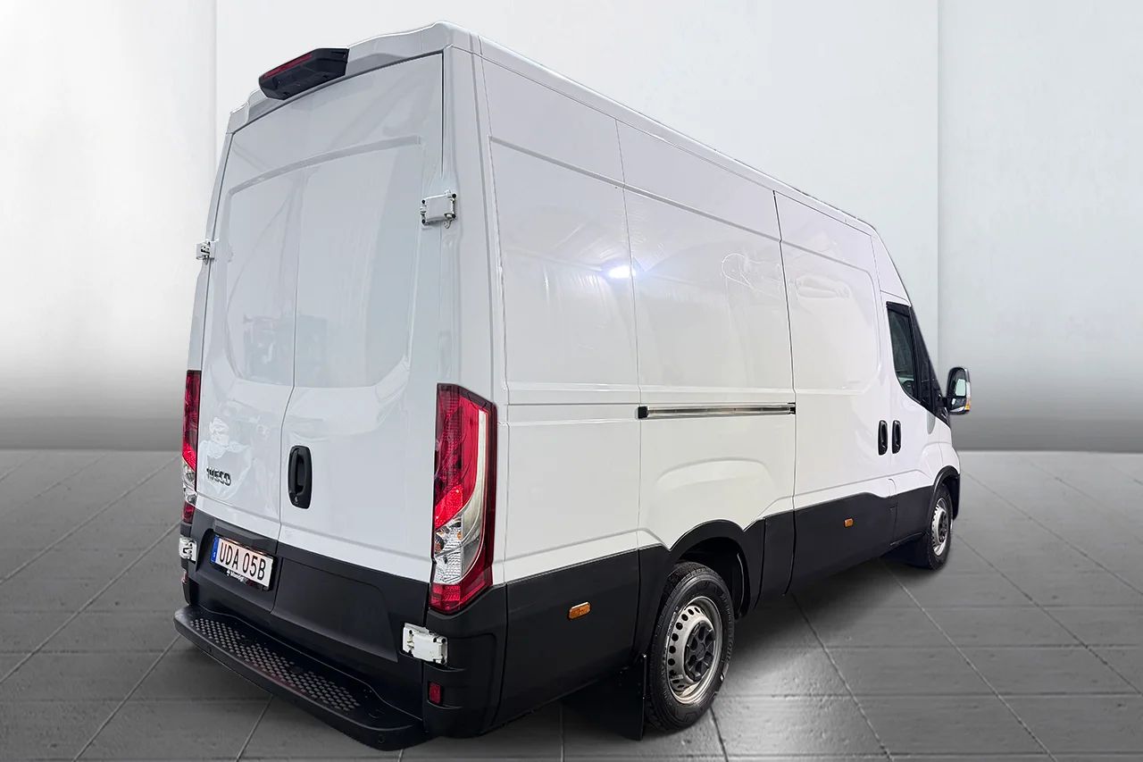 Iveco Daily 35-140 Skåp 2.3 JTD Hi-Matic L3H2 Aut 3sits Värmare MOMS 136hk – bild 5 av 21