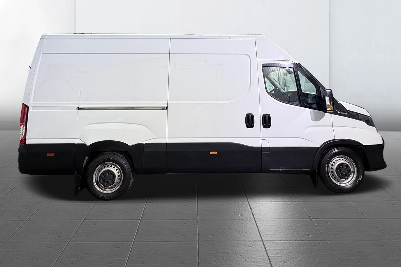 Iveco Daily 35-140 Skåp 2.3 JTD Hi-Matic L3H2 Aut 3sits Värmare MOMS 136hk – bild 4 av 21