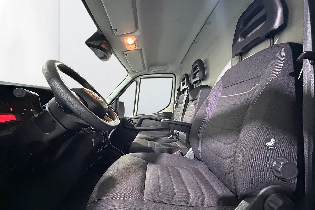Iveco Daily 35-140 Skåp 2.3 JTD Hi-Matic L3H2 Aut 3sits Värmare MOMS 136hk – bild 13 av 21