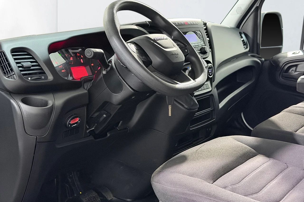 Iveco Daily 35-140 Skåp 2.3 JTD Hi-Matic L3H2 Aut 3sits Värmare MOMS 136hk – bild 14 av 21