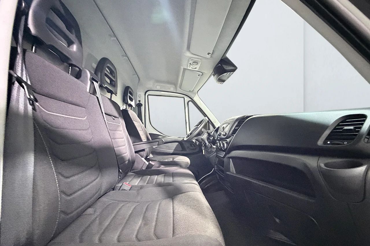Iveco Daily 35-140 Skåp 2.3 JTD Hi-Matic L3H2 Aut 3sits Värmare MOMS 136hk – bild 15 av 21