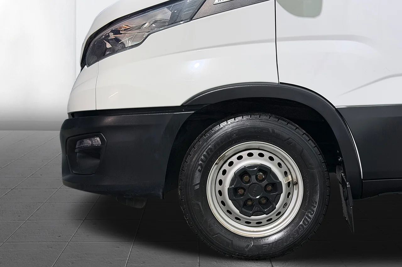 Iveco Daily 35-140 Skåp 2.3 JTD Hi-Matic L3H2 Aut 3sits Värmare MOMS 136hk – bild 10 av 21