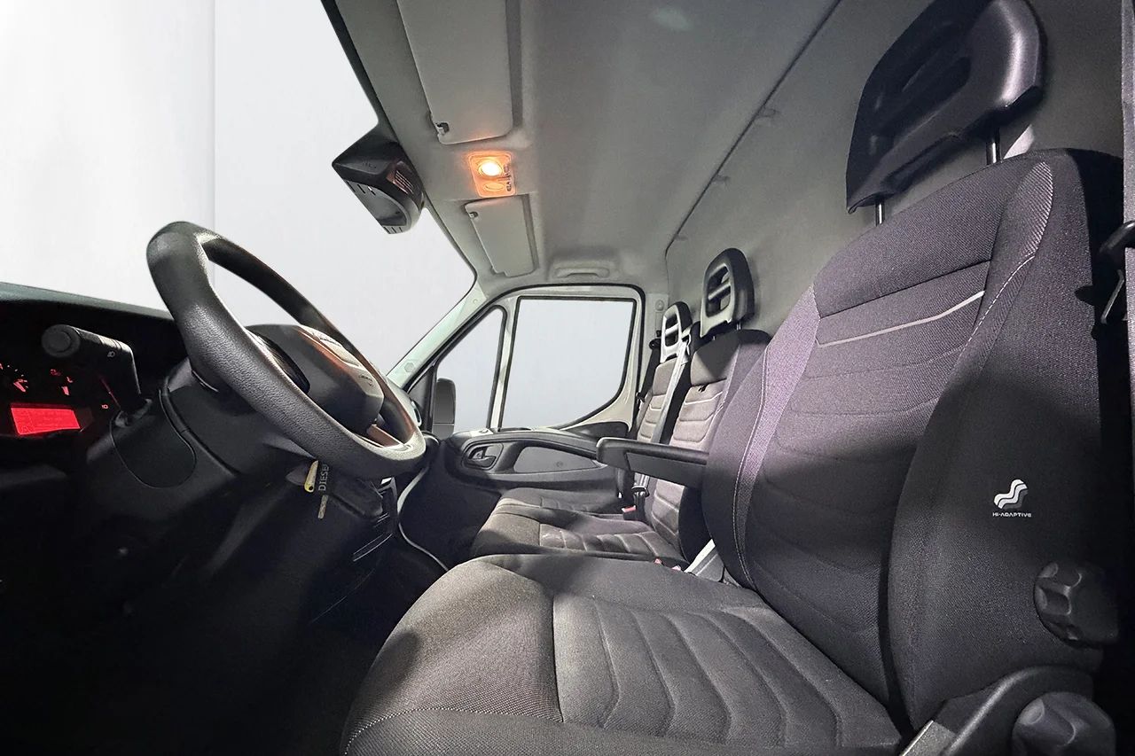 Iveco Daily 35-140 Skåp 2.3 JTD Hi-Matic L3H2 Aut 3sits Värmare MOMS 136hk – bild 13 av 22
