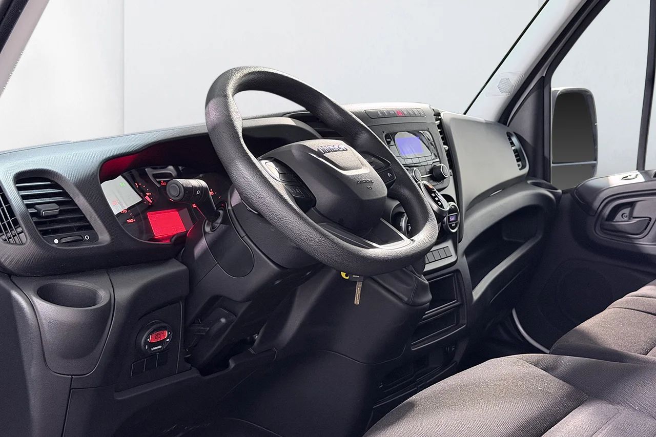 Iveco Daily 35-140 Skåp 2.3 JTD Hi-Matic L3H2 Aut 3sits Värmare MOMS 136hk – bild 14 av 22