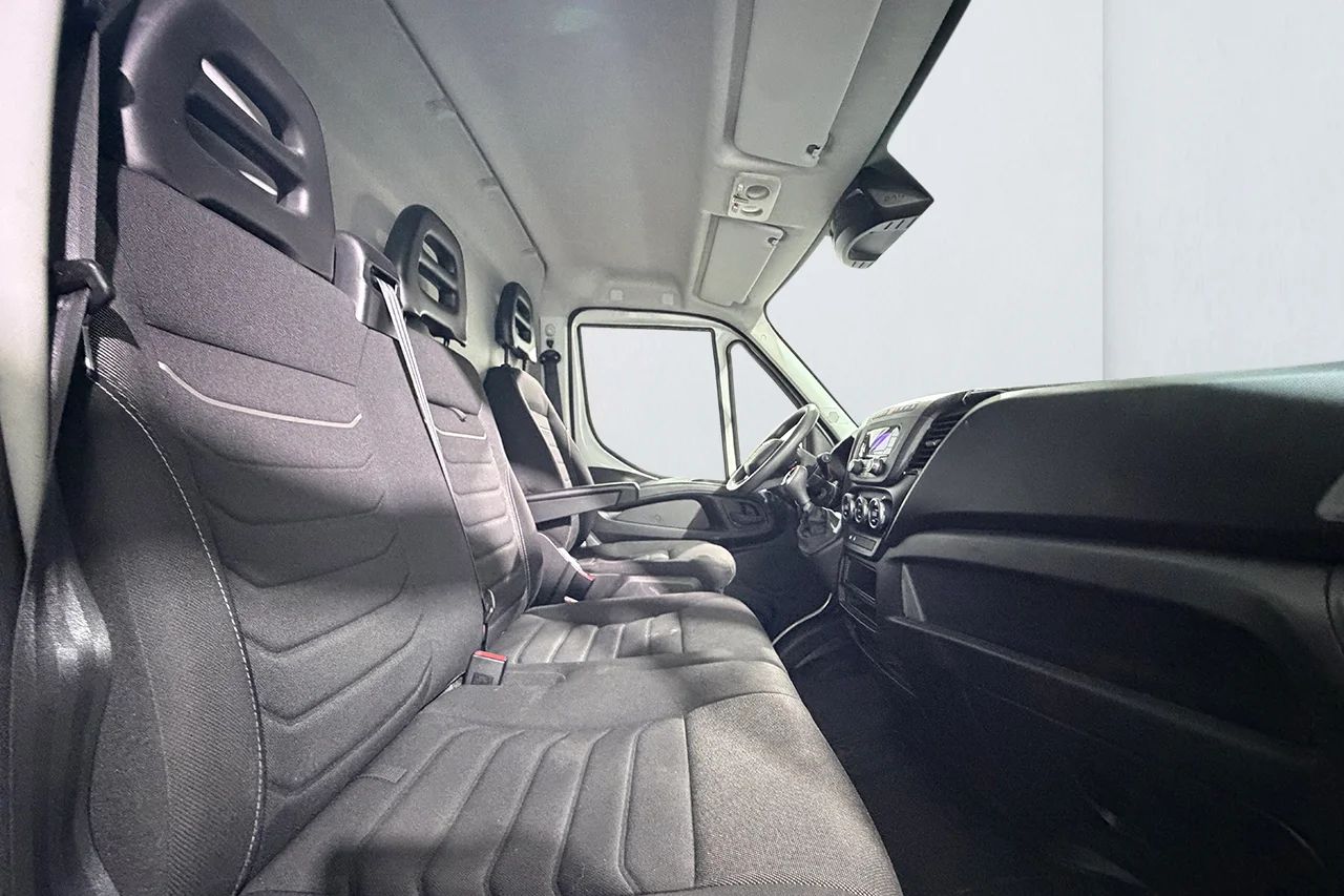 Iveco Daily 35-140 Skåp 2.3 JTD Hi-Matic L3H2 Aut 3sits Värmare MOMS 136hk – bild 15 av 22