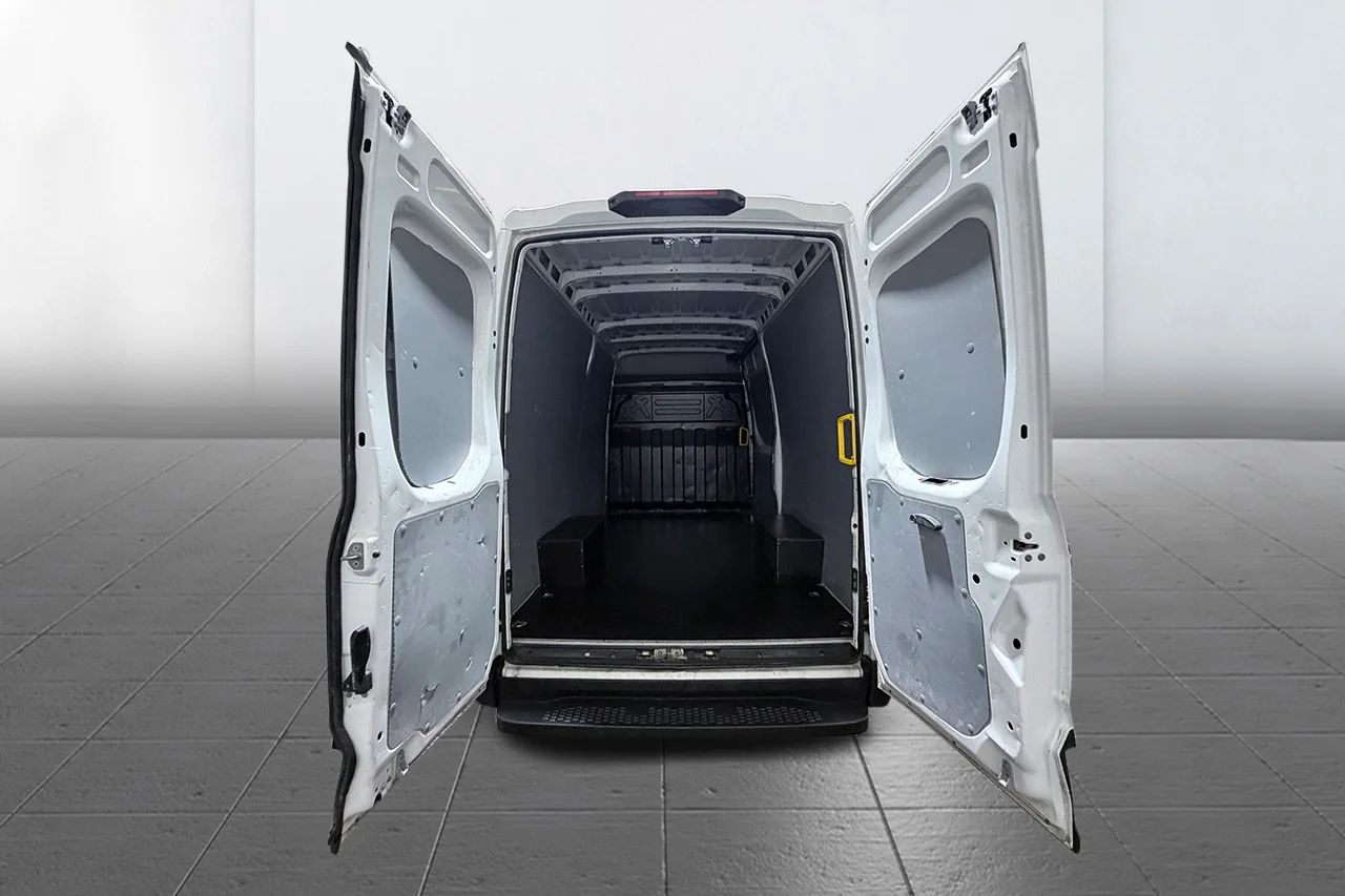 Iveco Daily 35-140 Skåp 2.3 JTD Hi-Matic L3H2 Aut 3sits Värmare MOMS 136hk – bild 7 av 22