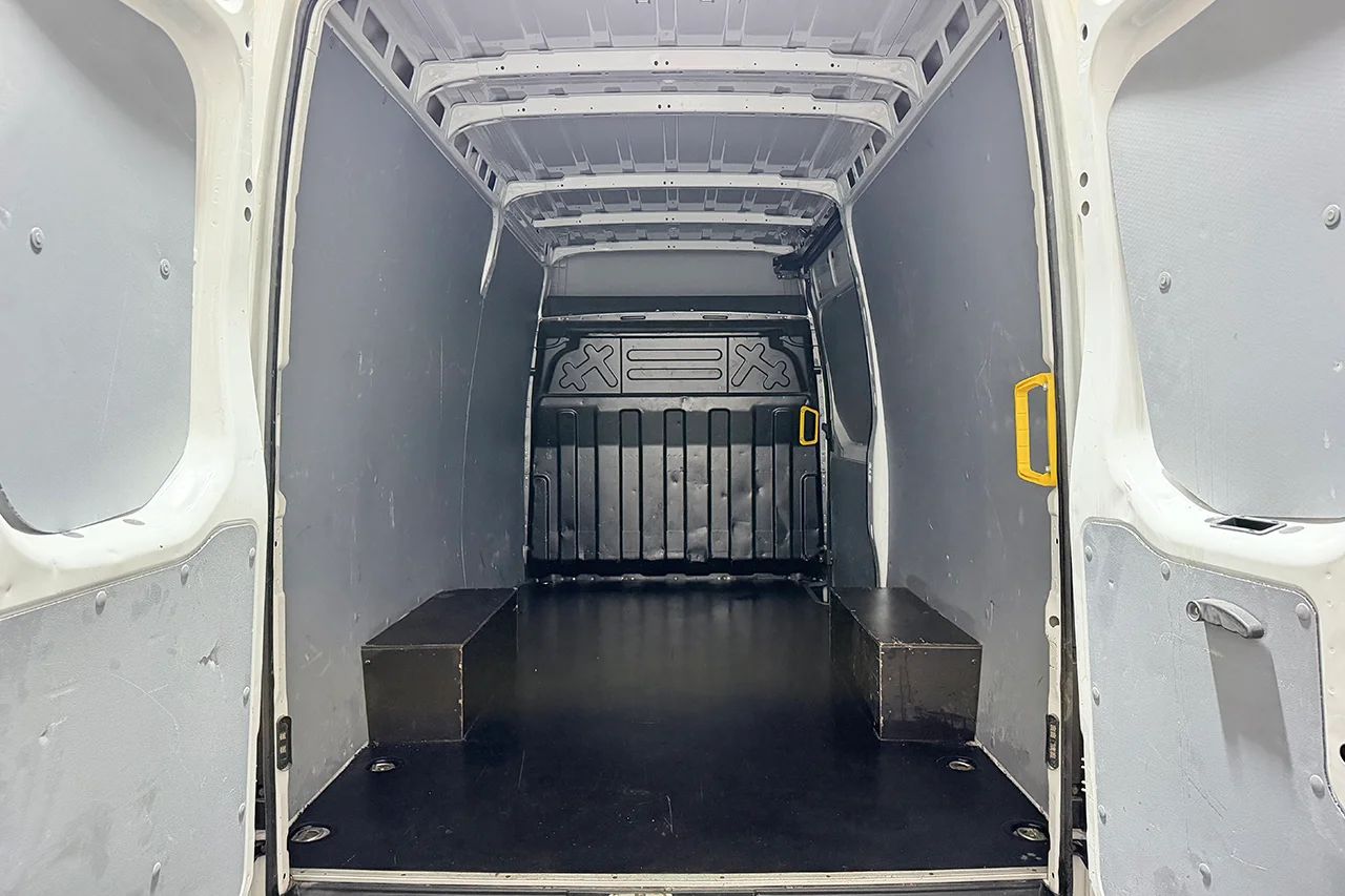 Iveco Daily 35-140 Skåp 2.3 JTD Hi-Matic L3H2 Aut 3sits Värmare MOMS 136hk – bild 12 av 22