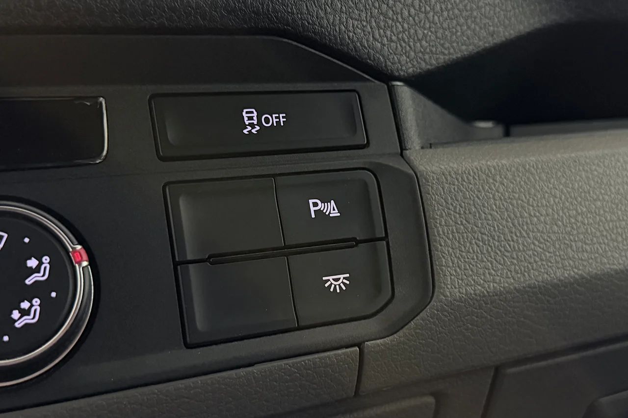 Volkswagen Crafter 35 2.0 TDI L4H3 Automat 2xSidodörr 3-sits Värmare Kamera MOMS 177hk – bild 24 av 29