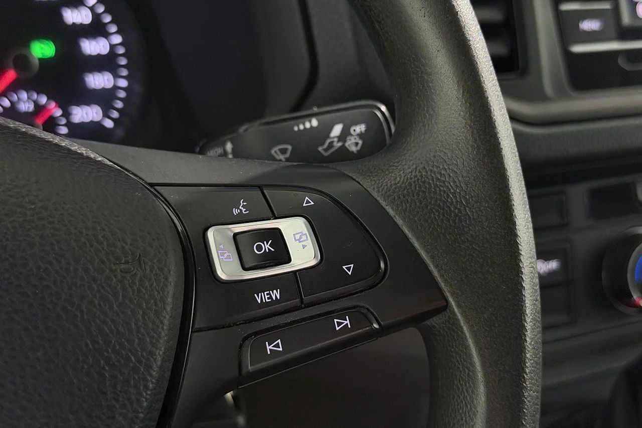 Volkswagen Crafter 35 2.0 TDI L4H3 Automat 2xSidodörr 3-sits Värmare Kamera MOMS 177hk – bild 17 av 29