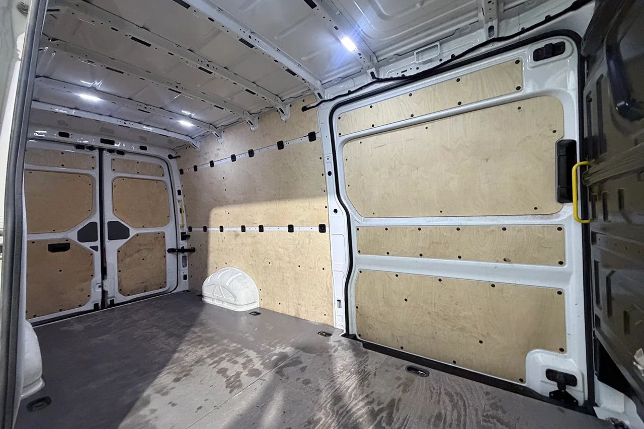 Volkswagen Crafter 35 2.0 TDI L4H3 Automat 2xSidodörr 3-sits Värmare Kamera MOMS 177hk – bild 11 av 29