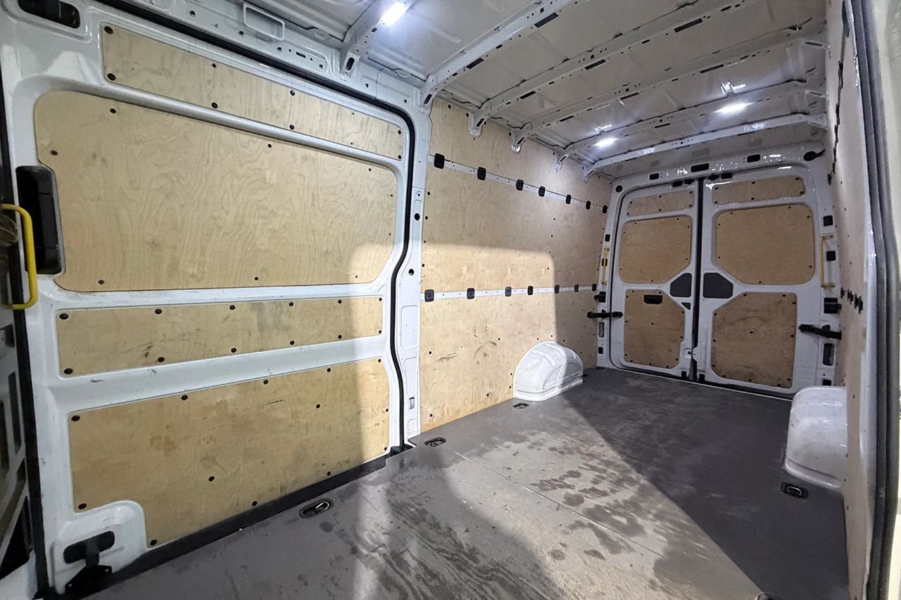 Volkswagen Crafter 35 2.0 TDI L4H3 Automat 2xSidodörr 3-sits Värmare Kamera MOMS 177hk – bild 10 av 29